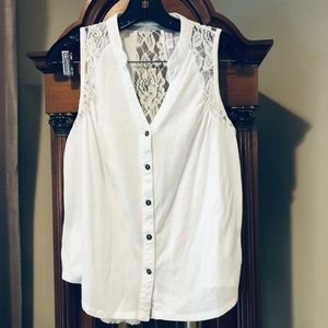 White sleeveless shirt with lace